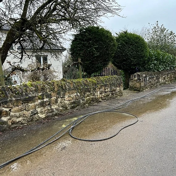 Nettoyage et démoussage d'un muret en pierre - Ludres (54)