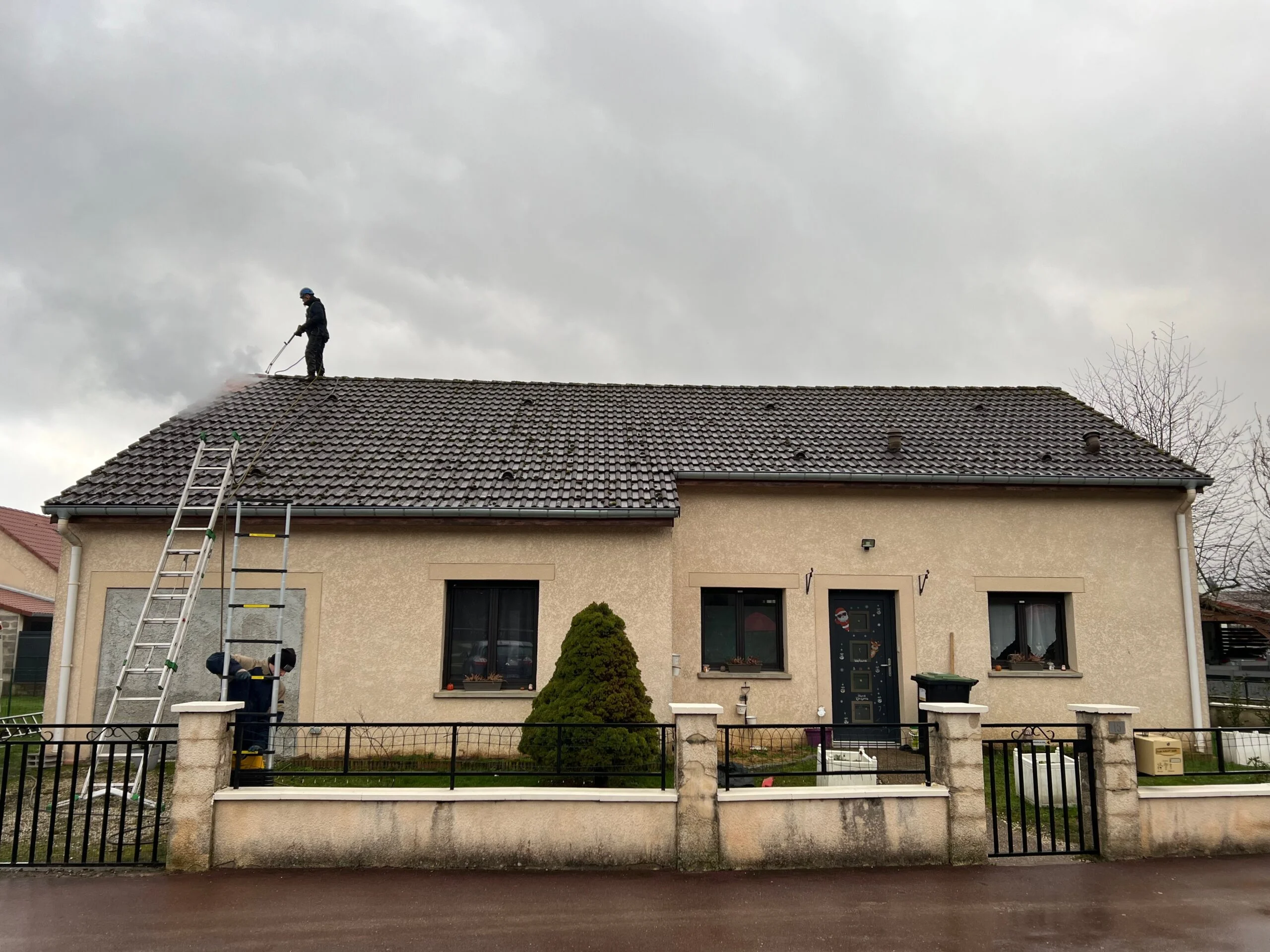 Nettoyage et démoussage d'une toiture en tuile béton - Golbey (88)