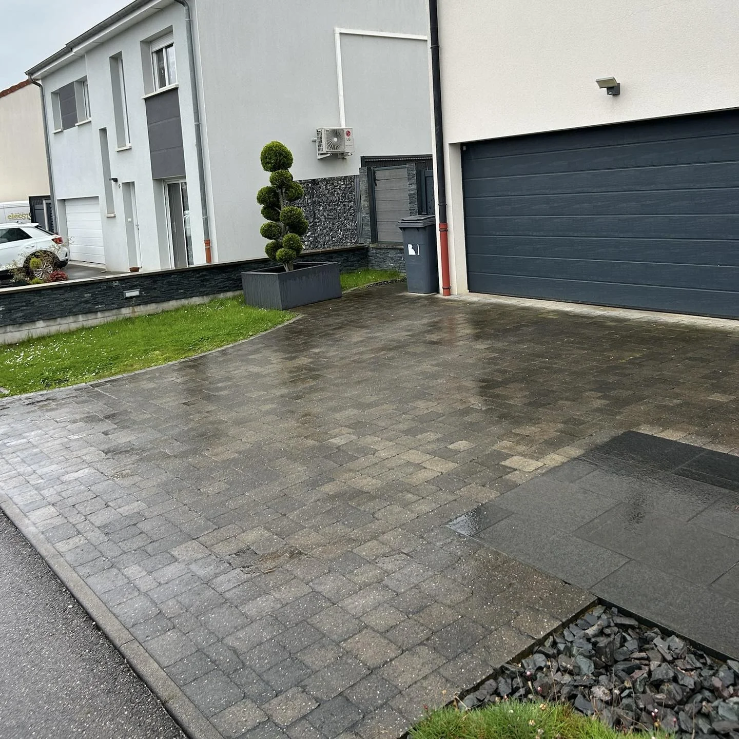 Nettoyage d'une allée en pavé - Fèves (57)