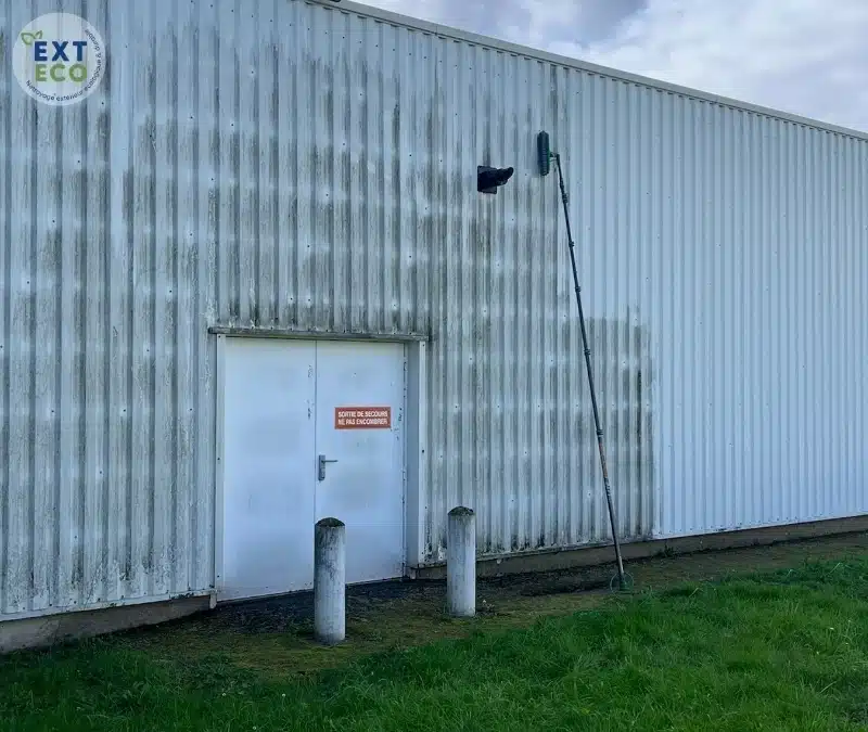 Nettoyage d'un bardage métallique industriel à l'eau pure