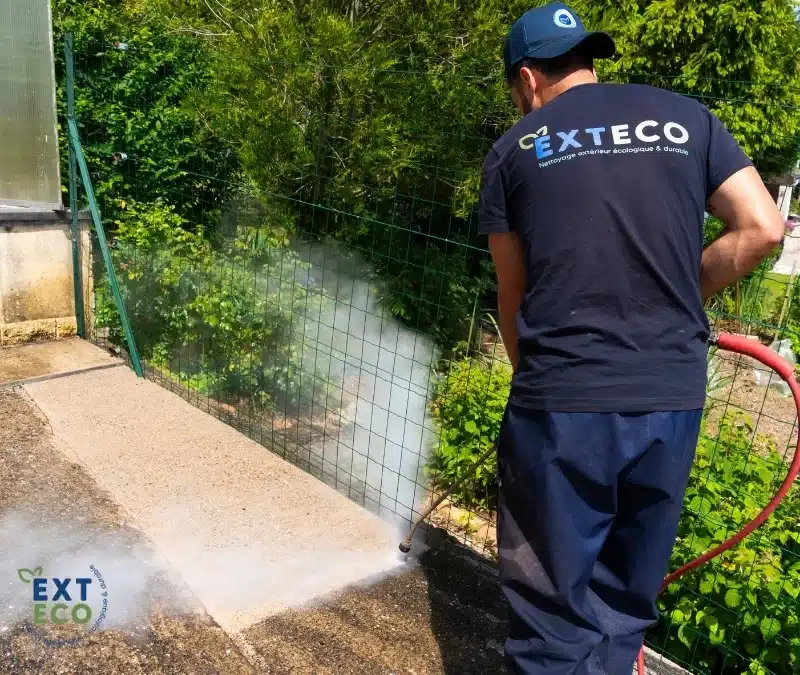 Technicien EXTECO qui nettoie un sol à la vapeur basse pression