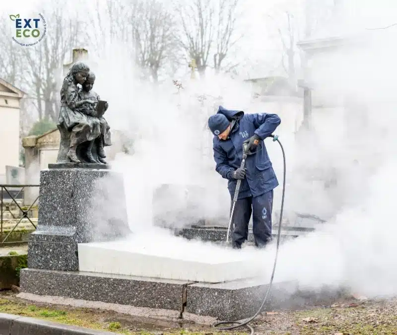 nettoyage d'une pierre tombale à la vapeur par un technicien EXTECO