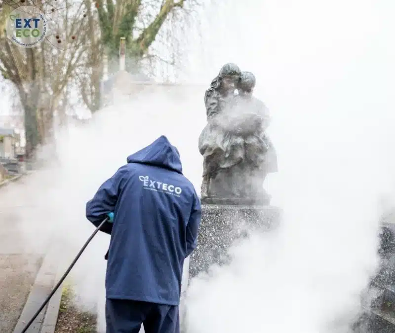 Technicien EXTECO qui nettoie une pierre tombale à la vapeur basse pression