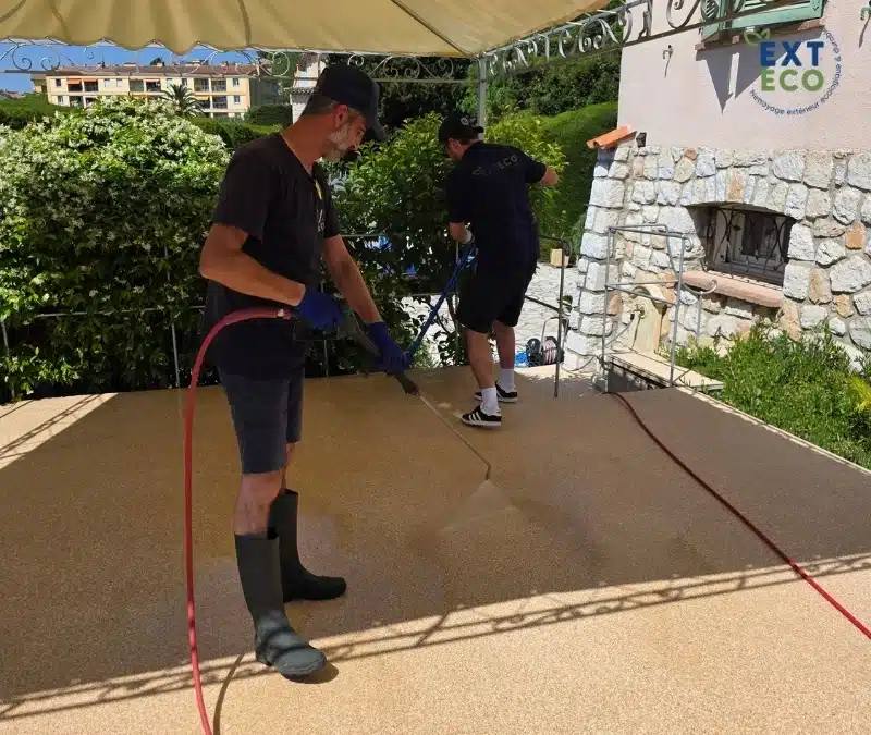 Techniciens EXTECO qui nettoient une terrasse en moquette de pierre