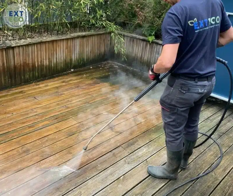 Nettoyage d'une terrasse bois à la vapeur basse pression par un technicien EXTECO