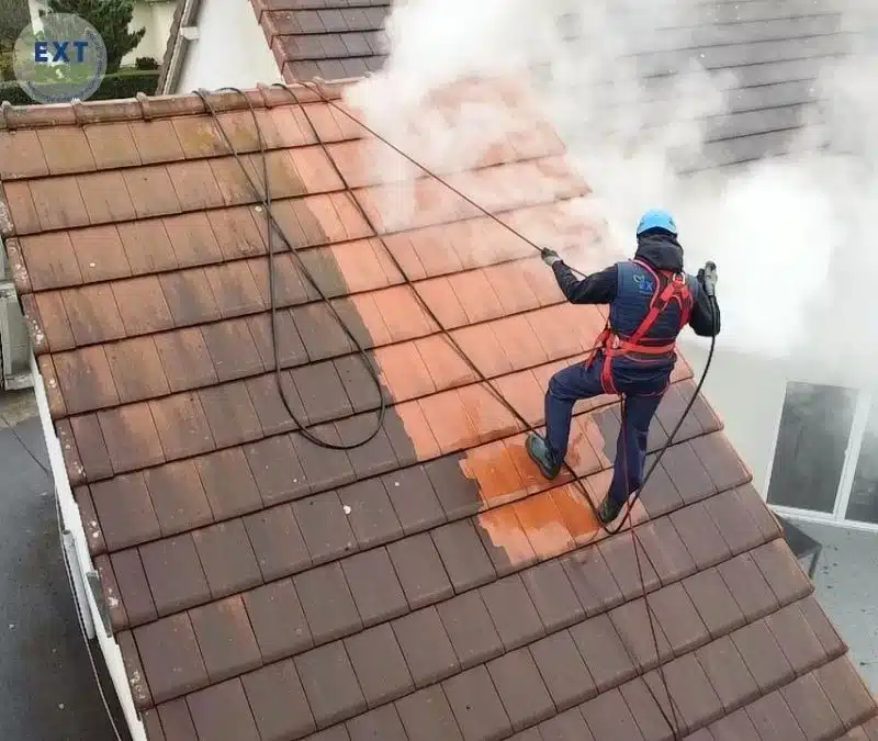 technicien sur le toit qui réalise un nettoyage à la vapeur basse pression