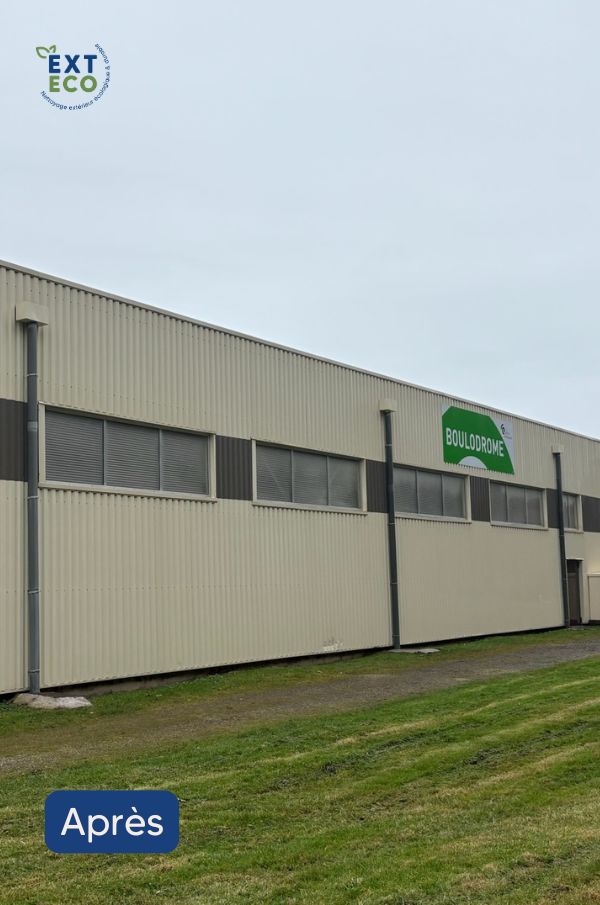 Photo bardage métallique après nettoyage vapeur par Exteco