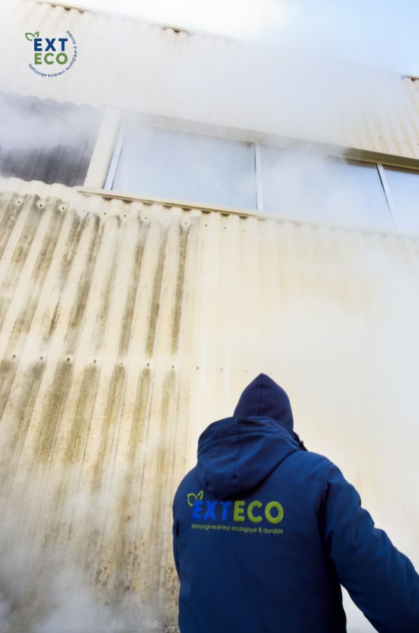 Technicien qui procède au nettoyage vapeur des bardages métalliques à Epinal