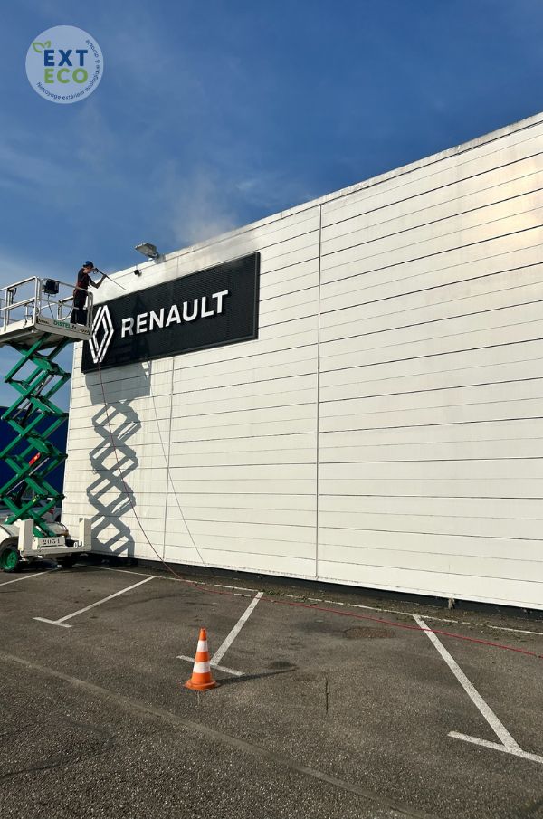 Technicien Exteco qui procède au nettoyage vapeur basse pression du bardage et enseigne Renault