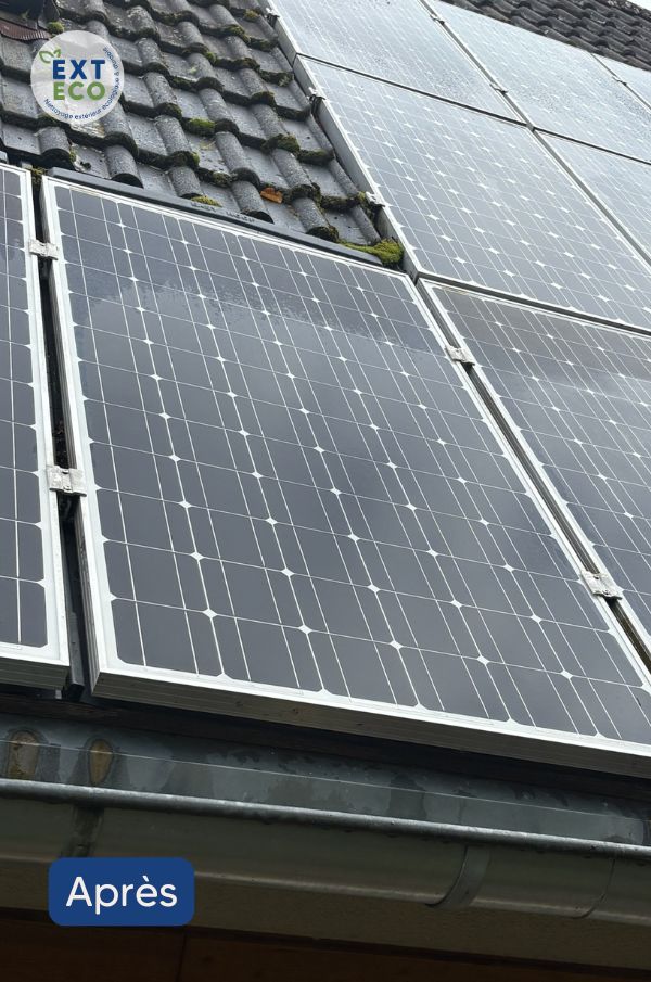 Photo panneau solaire après nettoyage à l'eau pure