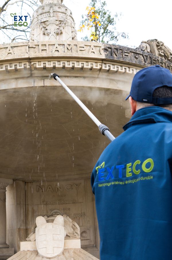 Technicien qui nettoie à la vapeur basse pression le monument aux morts à Nancy
