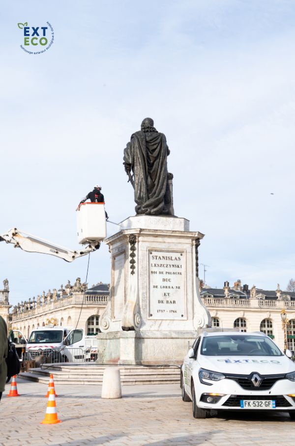 Un technicien procède au nettoyage vapeur sur la statue de Stanislas à Nancy