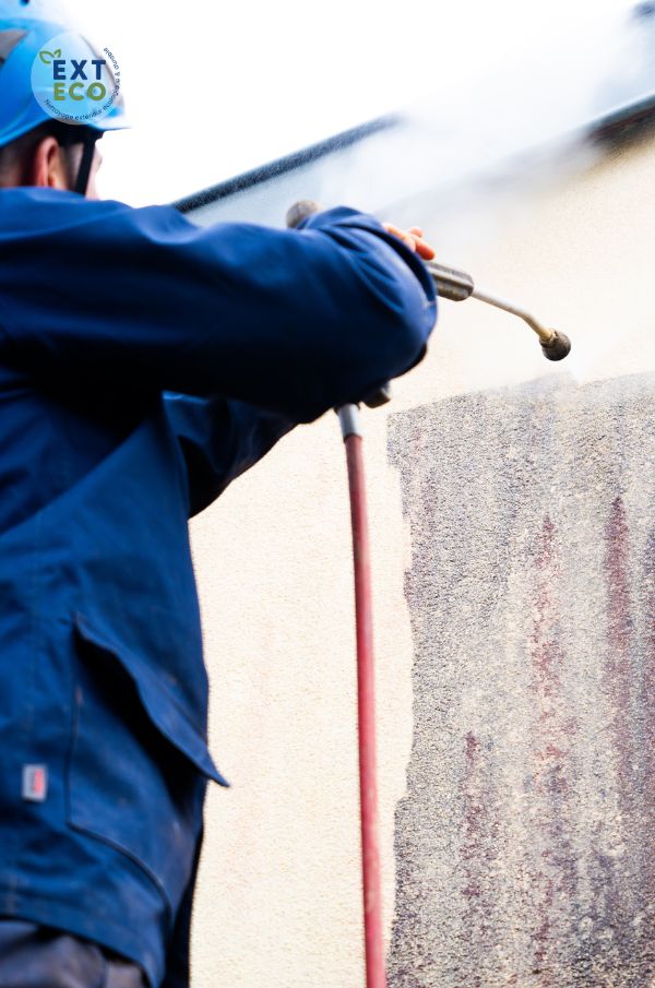 Technicien qui procède au nettoyage à la vapeur basse pression sur la façade