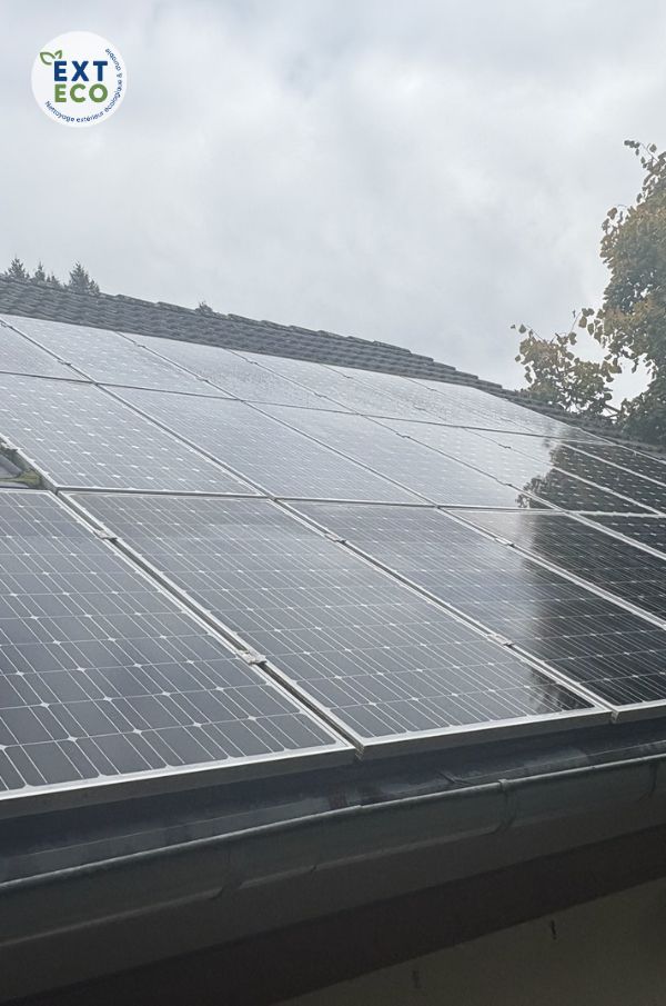 Photo des panneaux photovoltaïques après le nettoyage à l'eau pure osmosée