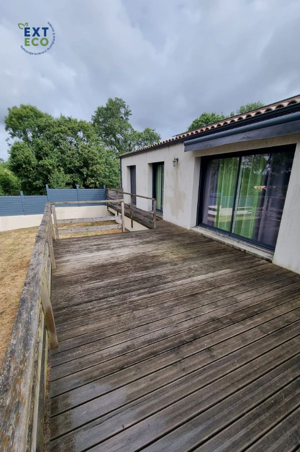 Photo avant le nettoyage vapeur basse pression d'une terrasse bois