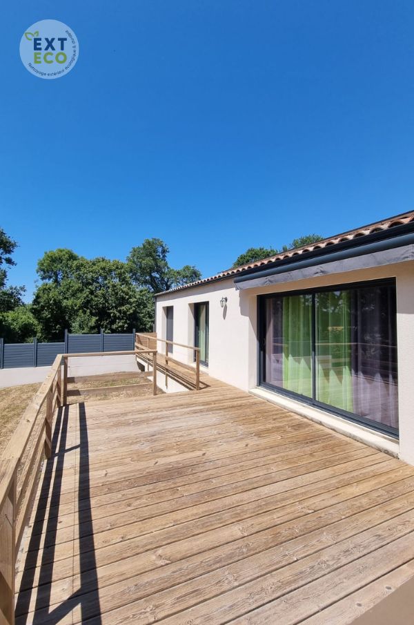 Photo après le nettoyage vapeur basse pression d'une terrasse bois