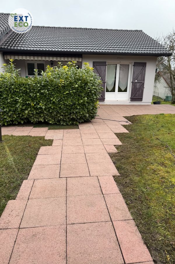 Photo d'une allée pavée nettoyée à la vapeur basse pression