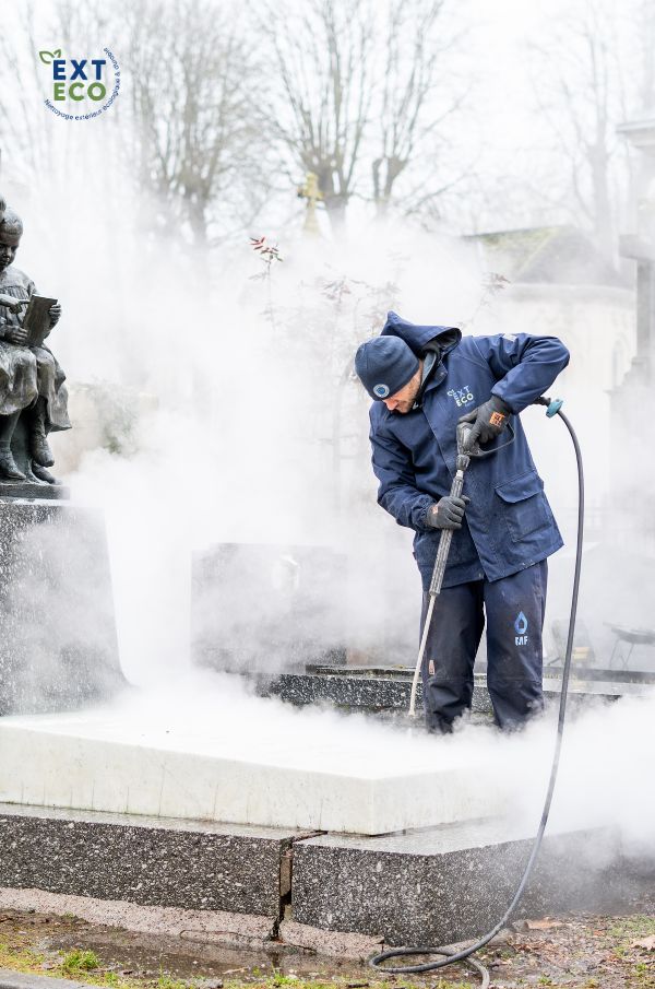 Technicien Exteco qui utilise la vapeur basse pression pour le nettoyage de la tombe de Nancy