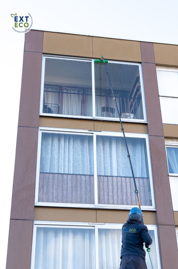 Nettoyage des vitres en hauteur sur un bâtiment proche de Nancy