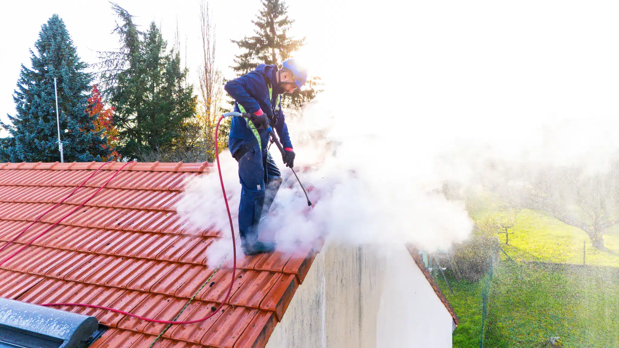 Technicien EXTECO qui procède au nettoyage toiture vapeur basse pression