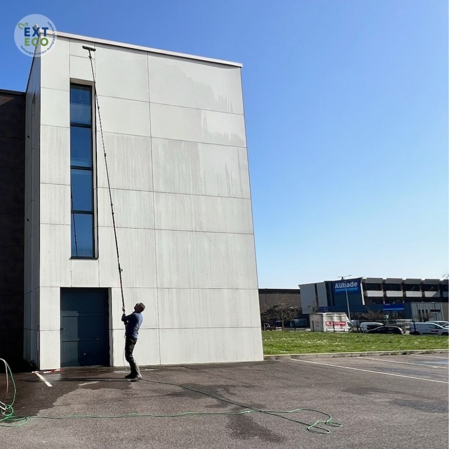 Technicien EXTECO Metz qui nettoie la façade de l'hotel