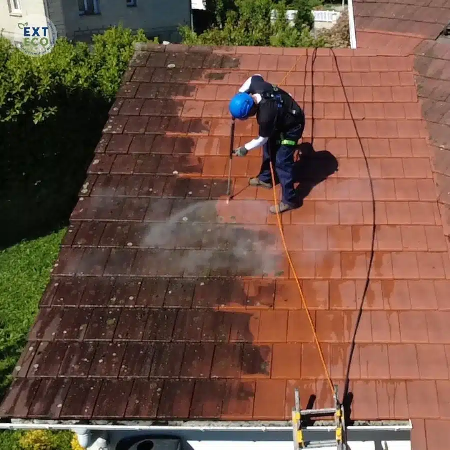 Technicien EXTECO qui nettoie la toiture à la vapeur basse pression