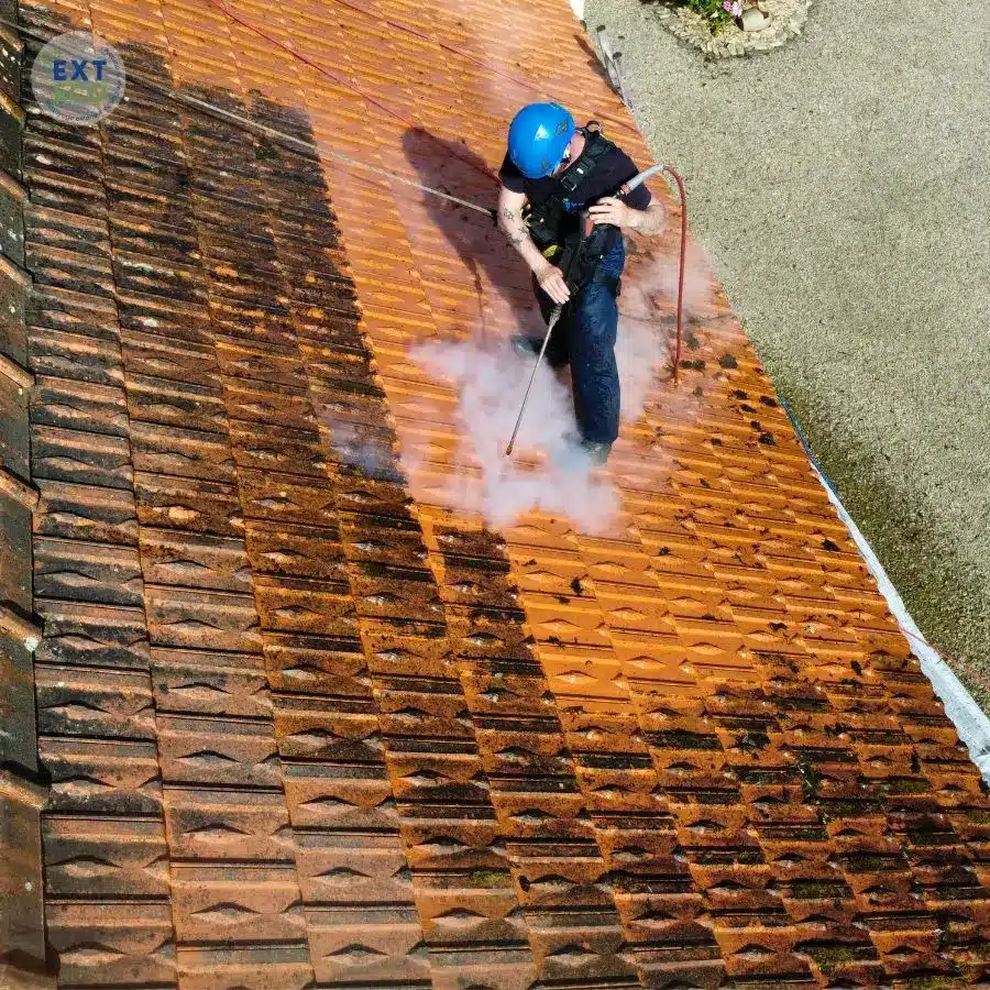 technicien qui réalise le démoussage de toiture à Saint Gervais en Vendée