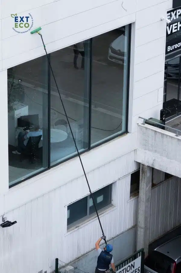 technicien EXTECO qui nettoie un bardage à Laxou