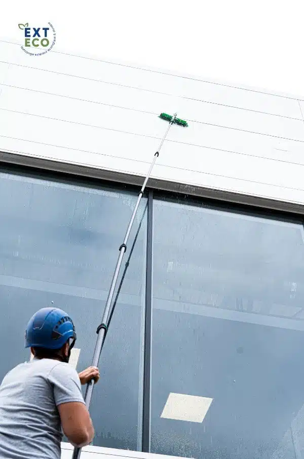 Nettoyage d'un bardage à Laxou par un technicien Exteco