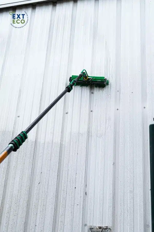 Photo en cours de nettoyage d'un bardage metallique à l'eau pure osmosée par EXTECO