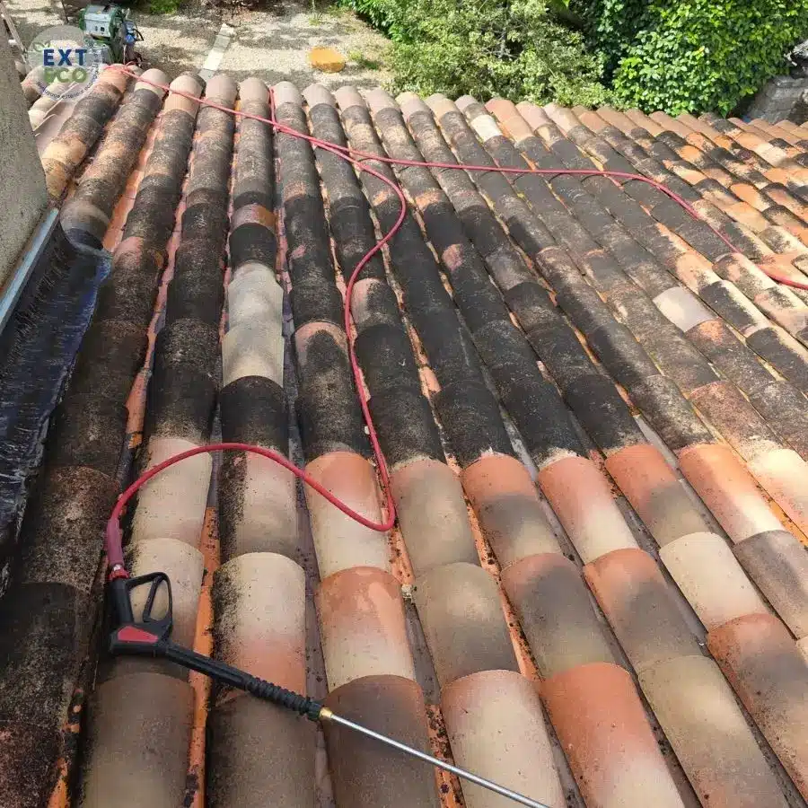 photo en cours de nettoyage de la toiture à la vapeur basse pression