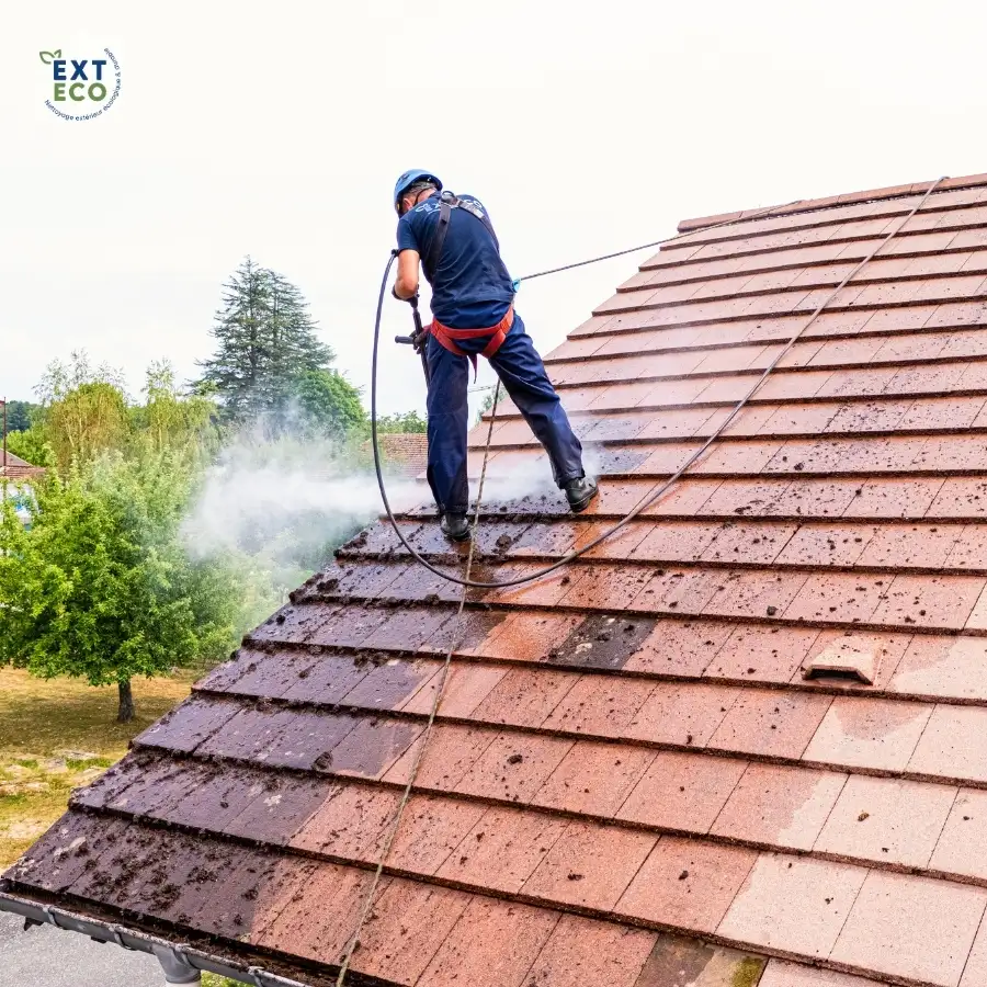 technicien qui nettoie un toit à deyvillers à la vapeur