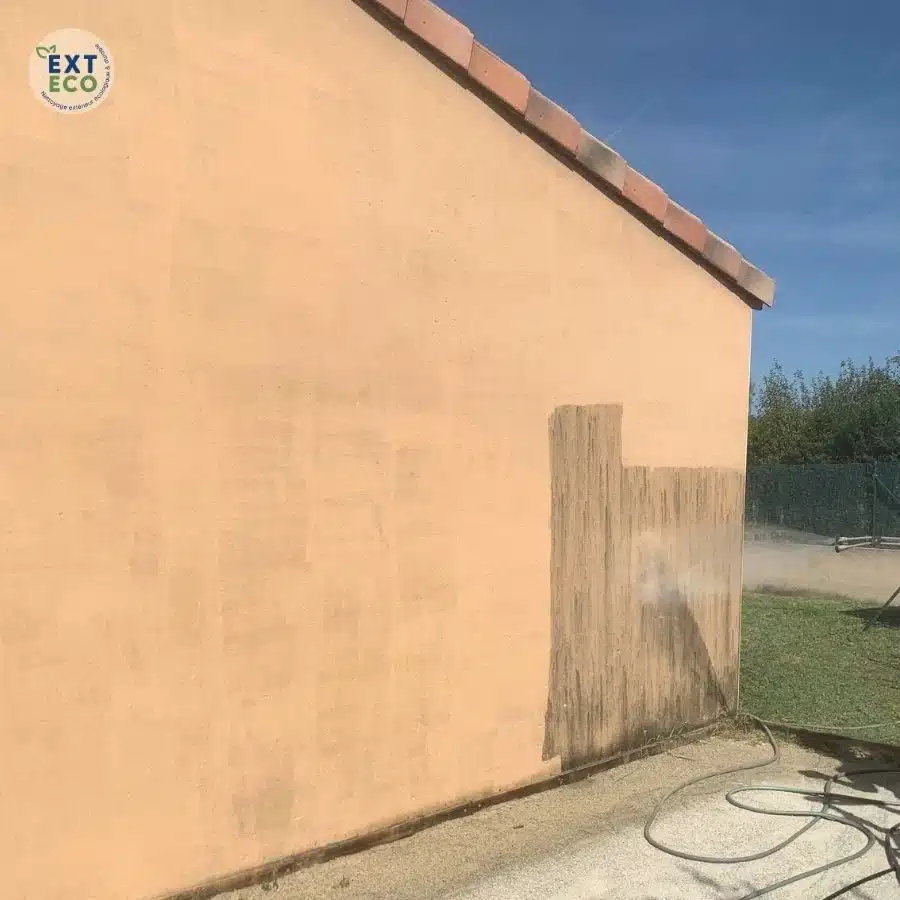 nettoyage de façade à la vapeur basse pression sur une maison à photo après nettoyage façade crépi à La Bégude-de-Mazenc