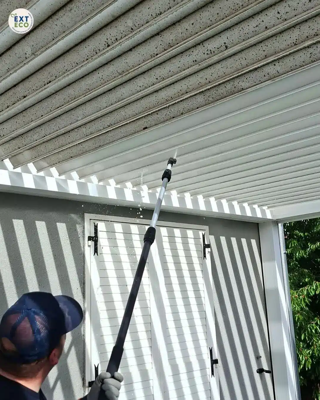 Nettoyage vapeur sous les lames d'une pergola bioclimatique à Oberentzen (68)