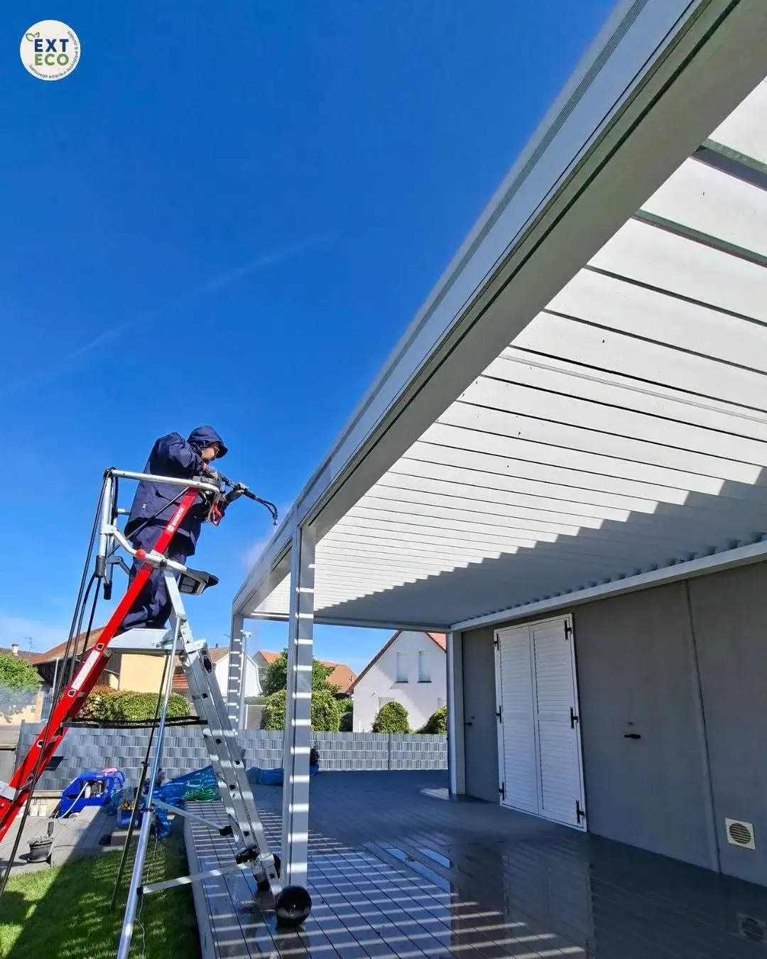 Technicien EXTECO nettoyant une pergola bioclimatique en aluminium à Oberentzen